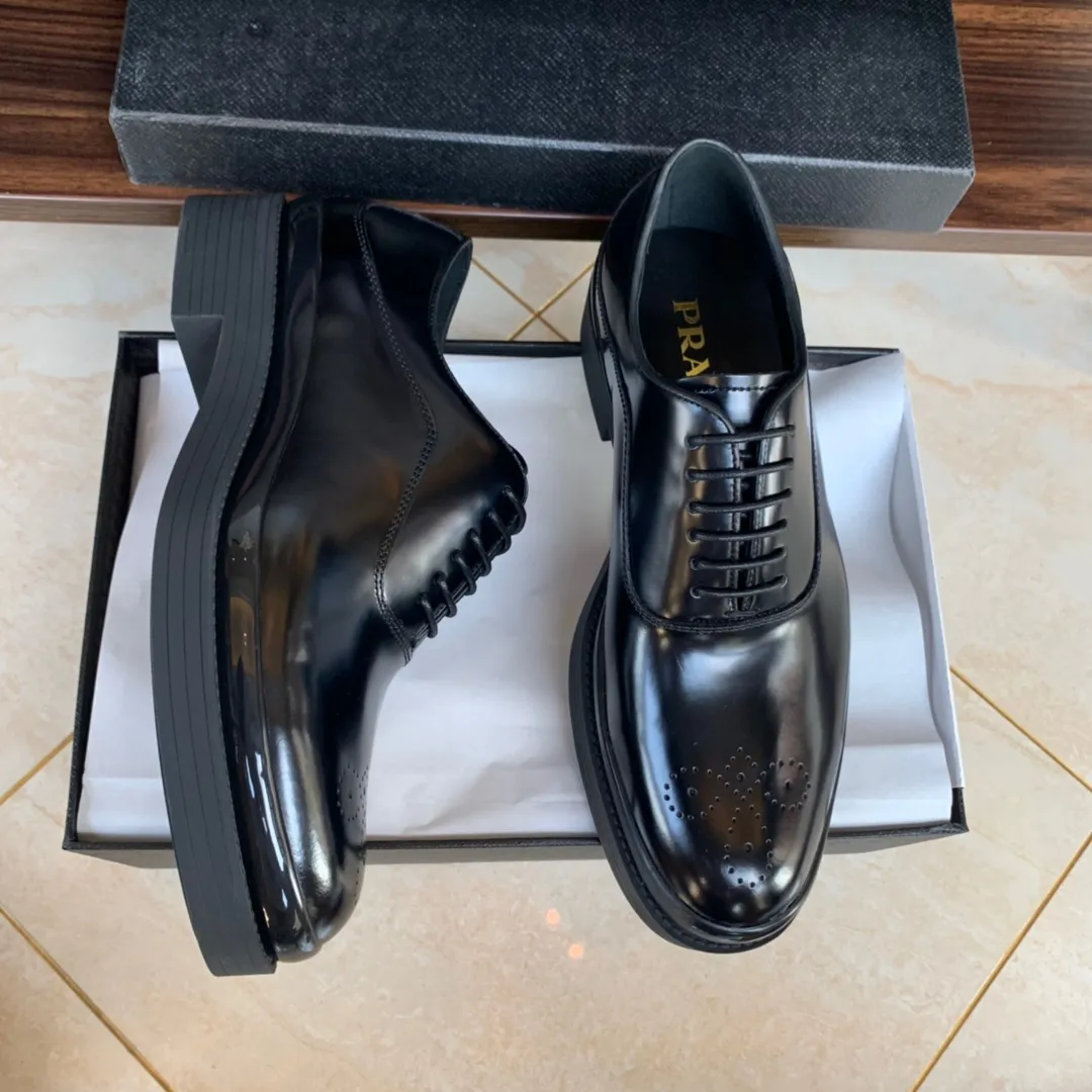 Men's shoes 💰860 💰Best recommendation✨PRADA Prada's top purchasing quality Imported color-brushed edge beads on the uppers Carved toe design Cowhide lining Private molded TPU outsole Non-slip, wear-resistant and elastic Fashionable and versatile Black 39-44 in stock (38, 45 custom-made, non-refundable)